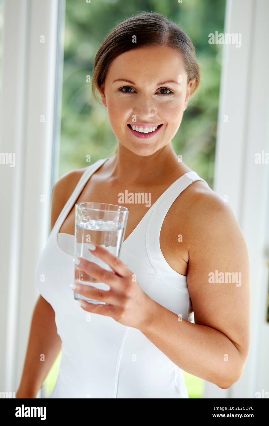 Frau mit einem Glas Wasser Stockfoto