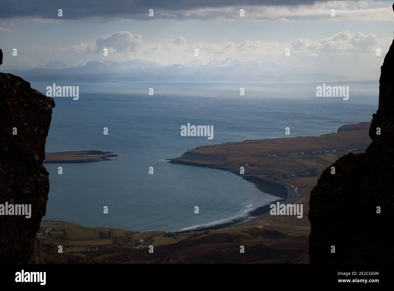 Flodigarry Bay, in der Nähe von staffin Bay, Isle of Skye, im Frühling mit Schnee Berge von Wester Ross im Hintergrund begrenzt. Stockfoto
