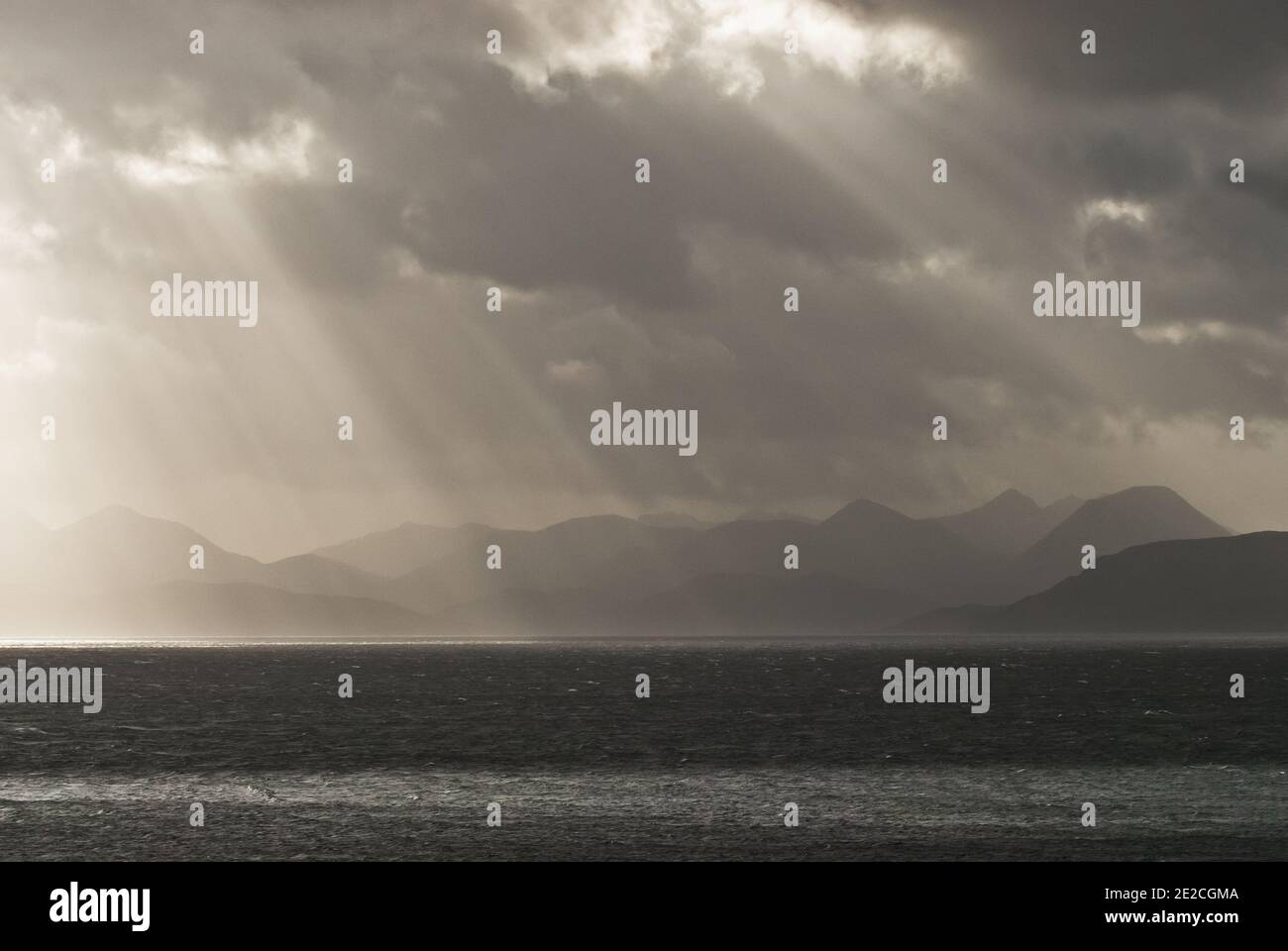 Stürmischer Blick auf die rote Cuillin, Isle of Skye, von der Halbinsel Applecross aus gesehen, Torridon, Wester Ross, Teil des Touristenpfades North Coast 500. Stockfoto