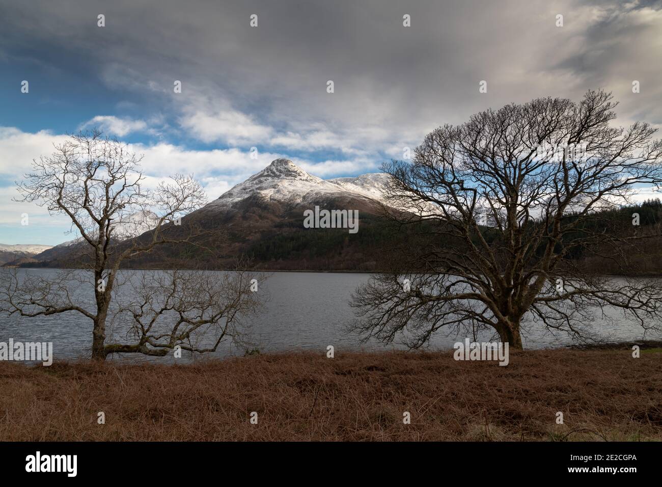 Der Pap of Glencoe (Sgorr na Ciche) mit einer Schneedecke, von der Nordseite des Loch Leven, Lochaber, Schottland. Stockfoto