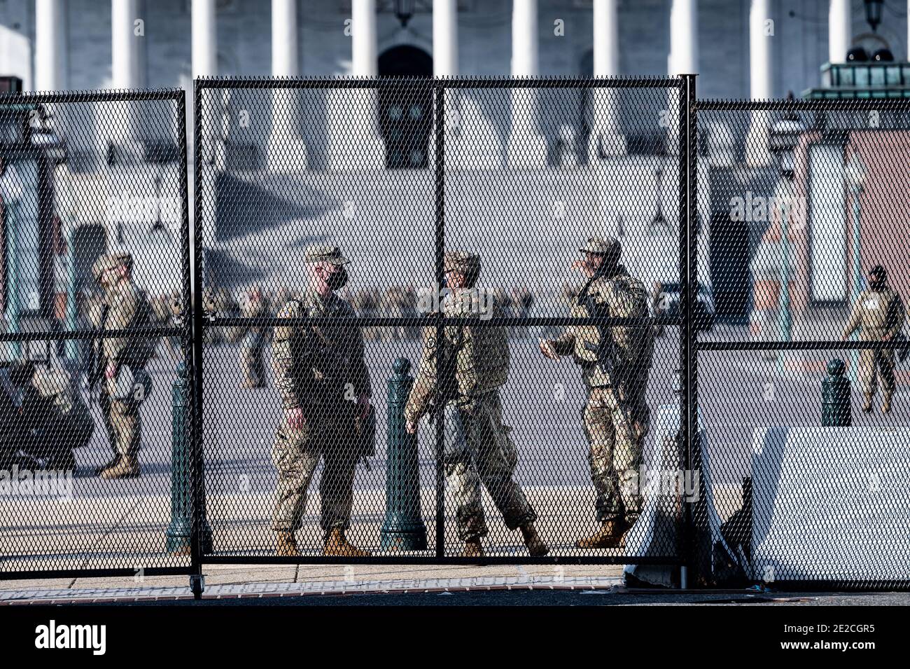 Nationalgarde Truppen stehen Wache von nicht-skalierbaren Fechten, die vor kurzem um das Kapitol installiert wurde. Stockfoto