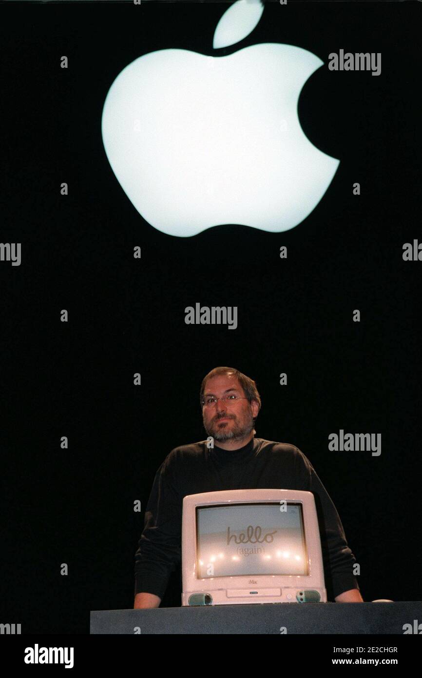 Datei Foto vom 17. September 1998 zeigt Apple Computers Gründer und CEO Steve Jobs während einer seiner berühmten "Keynote", präsentiert den iMac, auf der "Apple Expo", in Paris, Frankreich. Foto von Ammar Abd Rabbo/ABACAPRESS.COM Stockfoto