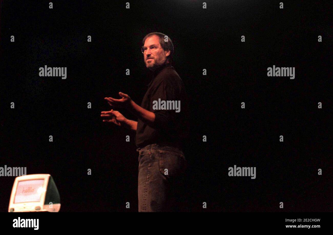 Datei Foto vom 17. September 1998 zeigt Apple Computers Gründer und CEO Steve Jobs während einer seiner berühmten "Keynote", präsentiert den iMac, auf der "Apple Expo", in Paris, Frankreich. Foto von Ammar Abd Rabbo/ABACAPRESS.COM Stockfoto