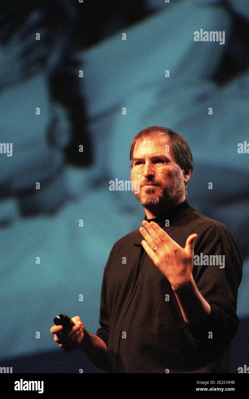 Datei Foto vom 17. September 1998 zeigt Apple Computers Gründer und CEO Steve Jobs während einer seiner berühmten "Keynote", präsentiert den iMac, auf der "Apple Expo", in Paris, Frankreich. Foto von Ammar Abd Rabbo/ABACAPRESS.COM Stockfoto