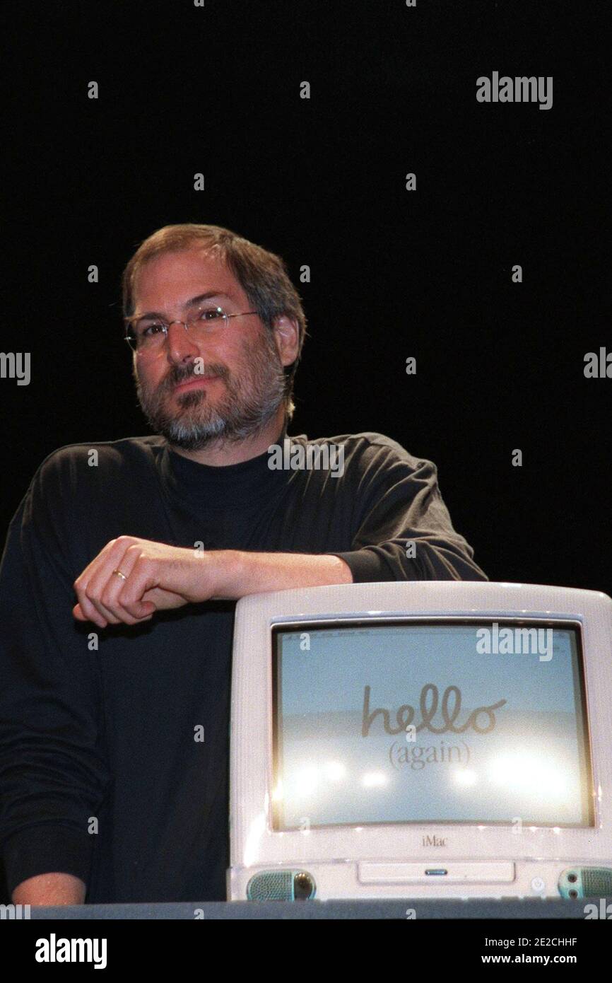 Datei Foto vom 17. September 1998 zeigt Apple Computers Gründer und CEO Steve Jobs während einer seiner berühmten "Keynote", präsentiert den iMac, auf der "Apple Expo", in Paris, Frankreich. Foto von Ammar Abd Rabbo/ABACAPRESS.COM Stockfoto