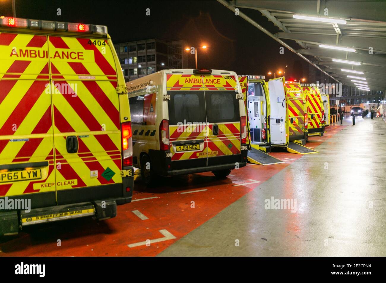 Selly Oak, Birmingham, Großbritannien. Krankenwagen stehen am Abend vor dem Queen Elizabeth Hospital in Birmingham an einem Tag an, an dem Großbritannien den höchsten Anstieg von Covid 19 Todesfällen meldet. Kredit: Peter Lopeman/Alamy Live Nachrichten Stockfoto