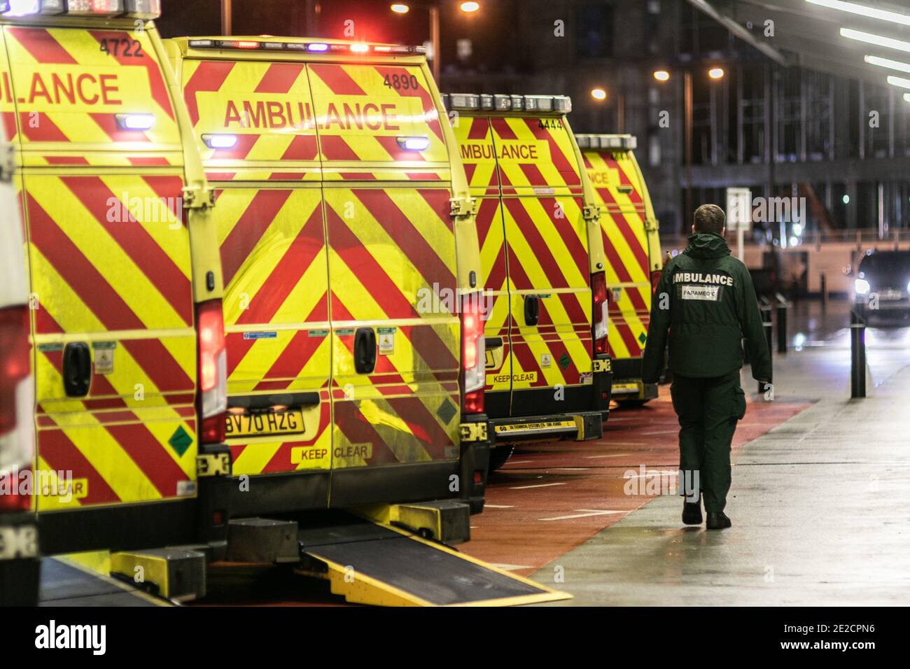 Selly Oak, Birmingham, Großbritannien. Krankenwagen stehen am Abend vor dem Queen Elizabeth Hospital in Birmingham an einem Tag an, an dem Großbritannien den höchsten Anstieg von Covid 19 Todesfällen meldet. Kredit: Peter Lopeman/Alamy Live Nachrichten Stockfoto