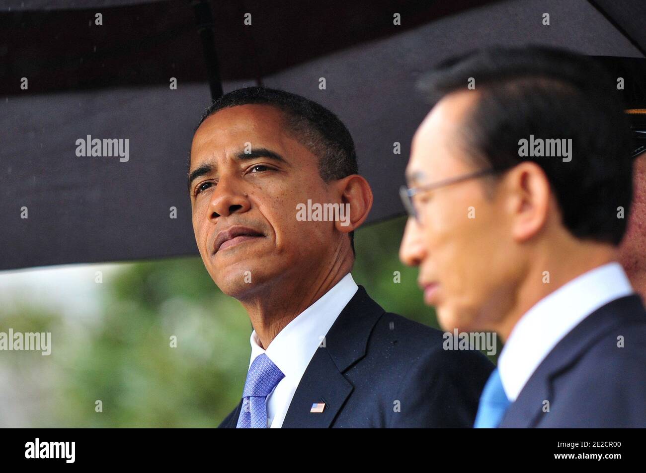 US-Präsident Barack Obama spricht neben dem südkoreanischen Präsidenten Lee Myung-bak während einer Ankunftszeremonie auf dem South Lawn des Weißen Hauses in Washington, D.C., am 13. Oktober 2011. Foto von Kevin Dietsch/ABACAUSA.COM Stockfoto