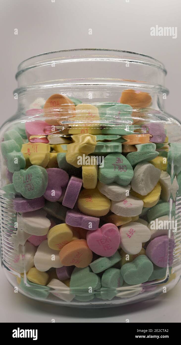 Glas voller Süßigkeiten Gespräch Herzen für Valentinstag Stockfoto