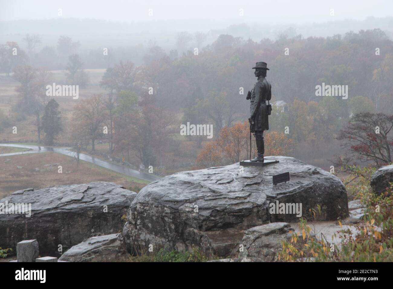 Eine Statue Union Armee Brigadier General G.K. Warren überblickt das Schlachtfeld in Gettysburg, Pennsylvania. Stockfoto