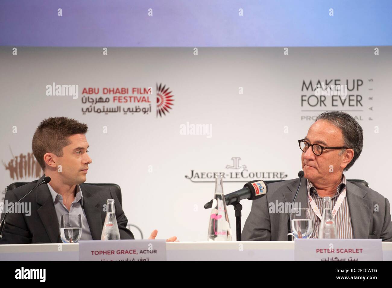 Der US-Schauspieler Topher Grace (links) sprach am 16. Oktober 2011 mit Peter Scarlet, Präsident des Abu Dhabi Film Festivals, in Abu Dhabi, Vereinigte Arabische Emirate. Foto von Ammar Abd Rabbo/ABACAPRESS.COM Stockfoto