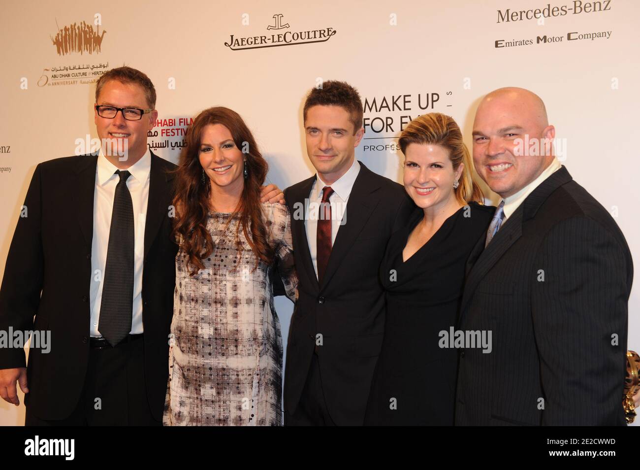 L-R ; US-Regisseur Michael Brandt und Frau, Schauspieler Topher Grace und Drehbuchautor Derek Haas und Frau, posieren, als sie am 15. Oktober 2011 zur Vorführung von "The Double" beim 5. Abu Dhabi Film Festival in Abu Dhabi, Vereinigte Arabische Emirate, eintreffen. Foto von Ammar Abd Rabbo/ABACAPRESS.COM Stockfoto