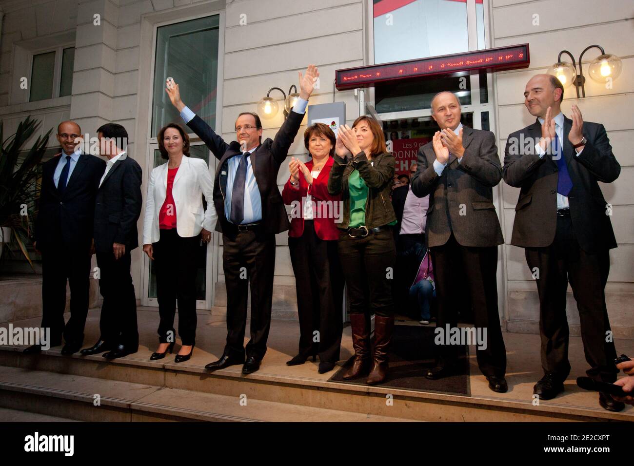 Sieger der Sozialistischen Partei (PS) 2011 Primary Vote für Frankreichs Präsidenten 2012 Francois Hollande flankiert von Harlem Desir, Manuel Valls, Segolene Royal, Martine Aubry, Laurianne Deniaud, Laurent Fabius und Pierre Moscovici spricht am 16. Oktober 2011 vor den Anhängern des sozialistischen Parteihauptquartiers, rue de Solferino in Paris, Frankreich. Die französische Sozialistenführerin Martine Aubry räumte heute eine Niederlage in Frankreichs linker Oppositionsprimär ein und betitelte den Rivalen Francois Hollande als den sozialistischen Kandidaten, Präsident Nicolas Sarkozy zu schlagen. Foto von Revelli-Beaumont - Chamussy/Pool/ABACAPRESS.COM Stockfoto