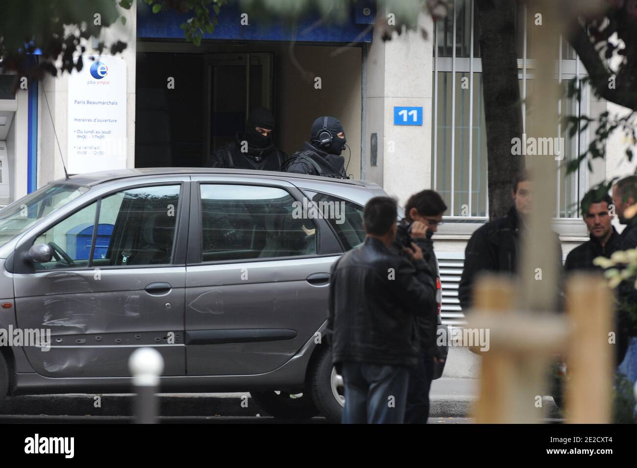 Des Agents de la Brigade de Recherche et d'Intervention (BRI) de la Police judiciaire devant une agence Pole Emploi, rue Pelee a Paris, France le 17 octobre 2011 ou deux personnes ont ete pries en otage par un homme qui aurait l'Intention de passer un message sur les chaines televerennes dans les journaux du 13h00. Photo Mousse/ABACAPRESS.COM Stockfoto