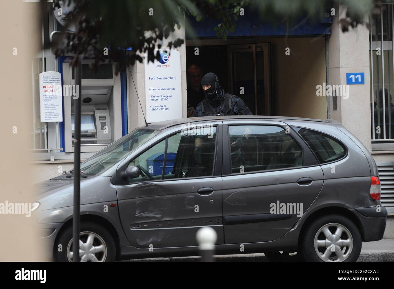 Des Agents de la Brigade de Recherche et d'Intervention (BRI) de la Police judiciaire devant une agence Pole Emploi, rue Pelee a Paris, France le 17 octobre 2011 ou deux personnes ont ete pries en otage par un homme qui aurait l'Intention de passer un message sur les chaines televerennes dans les journaux du 13h00. Photo Mousse/ABACAPRESS.COM Stockfoto