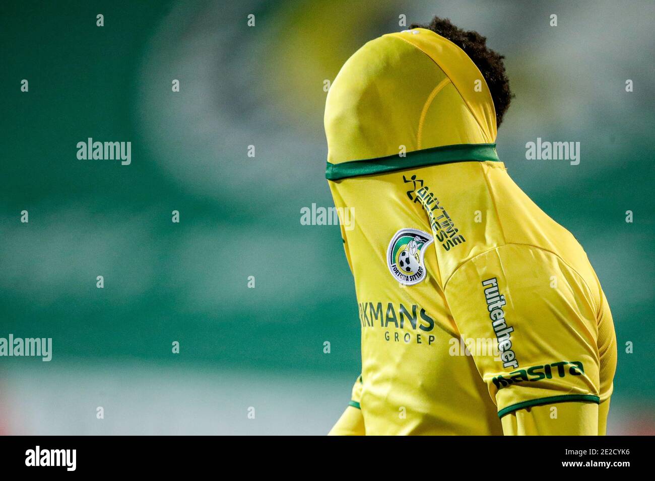 SITTARD, NIEDERLANDE - JANUAR 13: (L-R): Lisandro Semedo von Fortuna Sittard enttäuscht / Trikot / Hemd über dem Kopf während der Niederländischen Eredivisie m Stockfoto