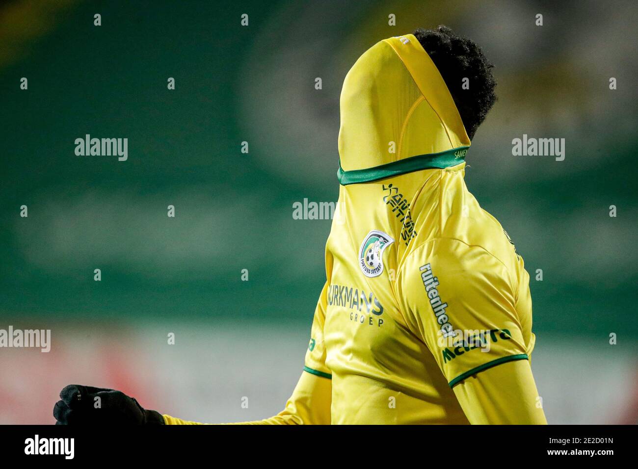 SITTARD, NIEDERLANDE - JANUAR 13: (L-R): Lisandro Semedo von Fortuna Sittard enttäuscht / Trikot / Hemd über dem Kopf während der Niederländischen Eredivisie m Stockfoto