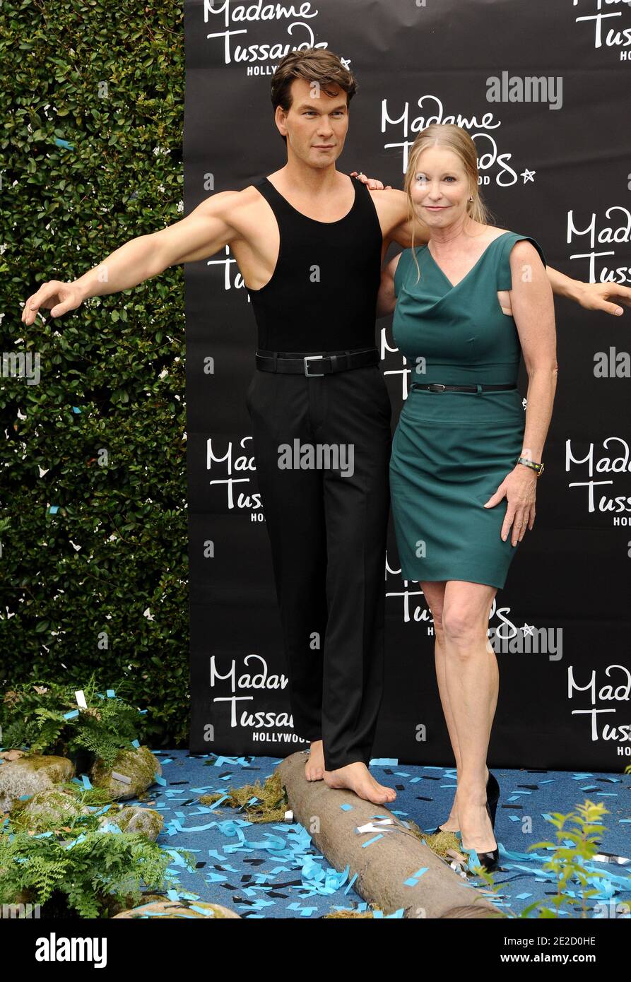 Lisa Swayze enthüllt ihren verstorbenen Ehemann Patrick Swayze Wachsfigur in seiner ikonischen Rolle als Johnny Castle von "Dirty Dancing" im Madame Tussauds Hollywood in Los Angeles, CA, USA am 18. Oktober 2011. Foto von Lionel Hahn/ABACAPRESS.COM Stockfoto