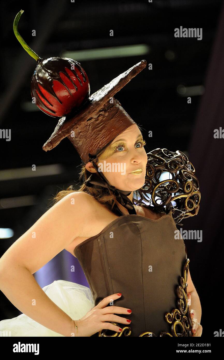 Valentine Feau zeigt eine Schokoladenkreation bei der Eröffnungsshow des 17. 'Salon du Chocolat', das am 19. Oktober 2011 in Porte de Versailles in Paris, Frankreich, stattfand. Foto von Nicolas Briquet/ABACAPRESS.COM Stockfoto