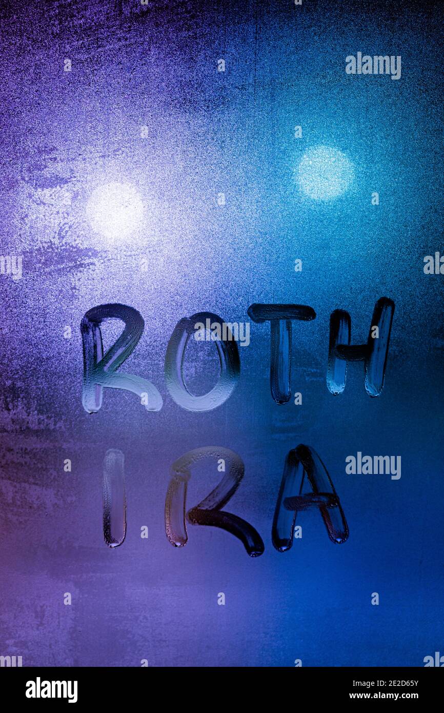 Die Worte roth ira handgeschrieben auf nächtlicher nasser Fensterscheibe Stockfoto Die Worte roth ira handgeschrieben auf nächtlicher nasser Fensterscheibe Stockfoto