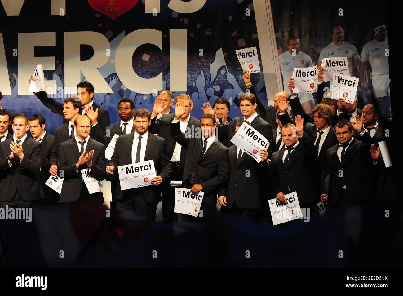 Frankreich Rugby Union-Spieler halten Plakate mit der Aufschrift "Danke", während sie mit ihren Anhängern feiern, auf dem "Place de la Concorde" in Paris, Frankreich am 26. Oktober 2011. Die französische Mannschaft kommt heute aus Neuseeland an, wo sie im Rugby-Weltcup-Finale von All Blacks geschlagen wurden. Foto von Mousse/ABACAPRESS.COM Stockfoto