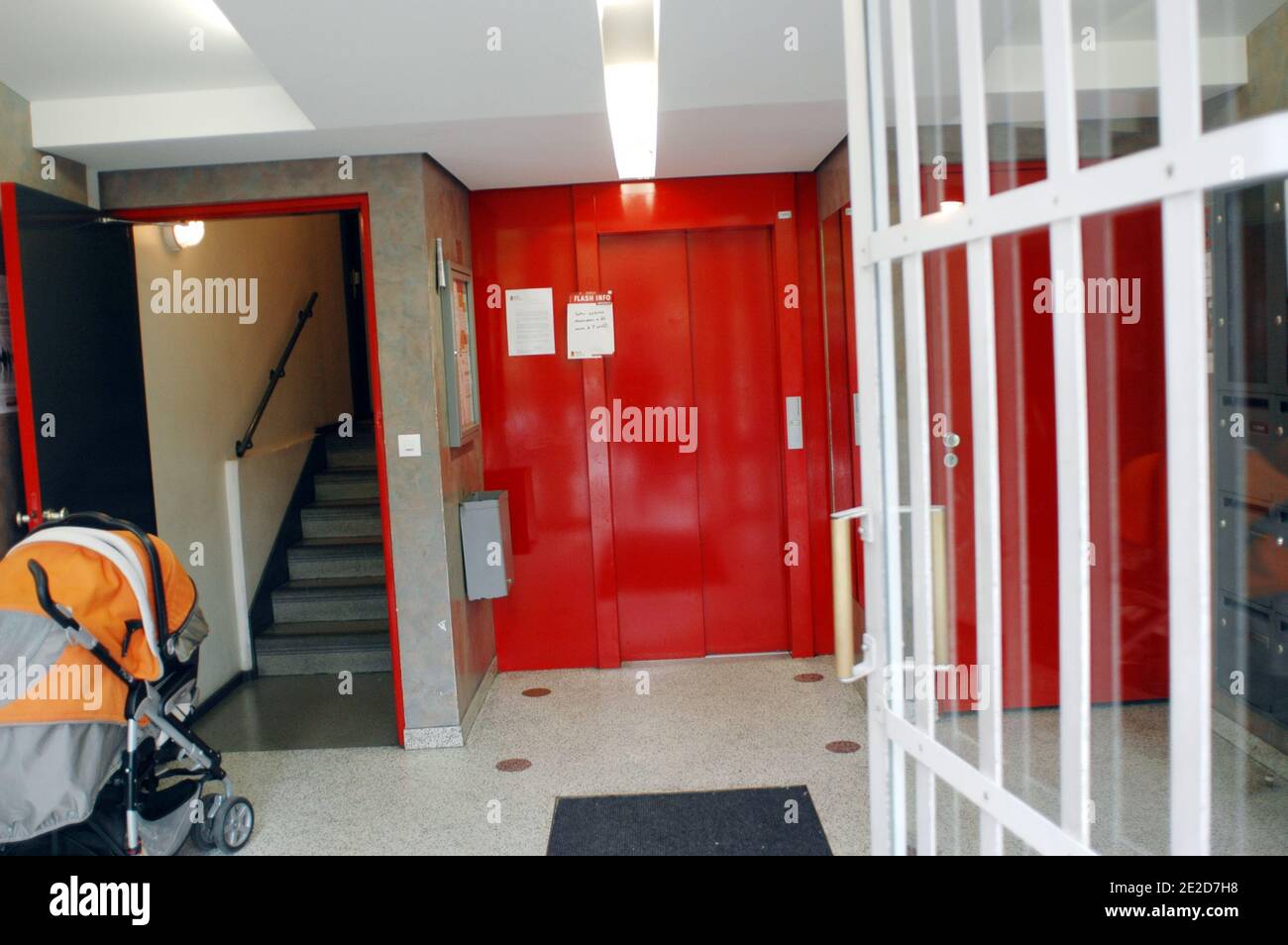 Eine Mutter und ihre beiden Kinder (4 und 7) wurden am 27. Oktober 2011 bei einem Liftunfall in einem neuen Gebäude in der Rue Delaunay 15 im 11. Bezirk von Paris schwer verletzt. Der Aufzug ließ aus einem unbekannten Grund 6 Stockwerke fallen. Foto von Alain Apaydin/ABACAPRESS.COM Stockfoto