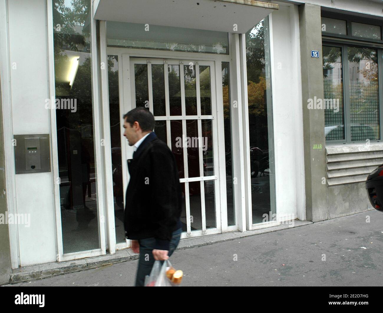 Eine Mutter und ihre beiden Kinder (4 und 7) wurden am 27. Oktober 2011 bei einem Liftunfall in einem neuen Gebäude in der Rue Delaunay 15 im 11. Bezirk von Paris schwer verletzt. Der Aufzug ließ aus einem unbekannten Grund 6 Stockwerke fallen. Foto von Alain Apaydin/ABACAPRESS.COM Stockfoto