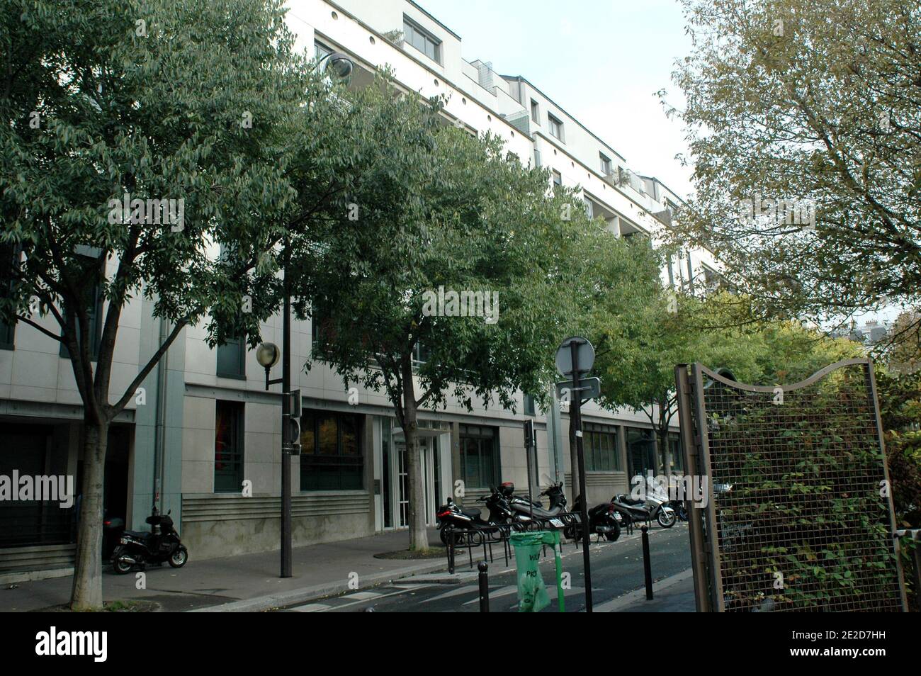 Eine Mutter und ihre beiden Kinder (4 und 7) wurden am 27. Oktober 2011 bei einem Liftunfall in einem neuen Gebäude in der Rue Delaunay 15 im 11. Bezirk von Paris schwer verletzt. Der Aufzug ließ aus einem unbekannten Grund 6 Stockwerke fallen. Foto von Alain Apaydin/ABACAPRESS.COM Stockfoto