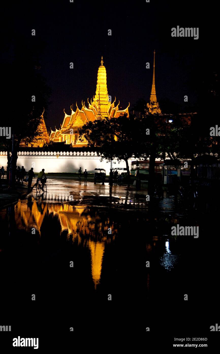 Blick auf den Großen Palast von Bangkok, als steigende Gewässer bedrohen Teile von Bangkok, Thailand, 29. Oktober 2011. Hunderte von Fabriken schlossen in der zentralen thailändischen Provinz Ayutthaya und Nonthaburi, als das Hochwasser Bangkok zu erreichen begann. Nach Angaben des Department of Disaster Prevention and Mitigation sind seit Ende Juli rund 370 Menschen bei Hochwasserereignissen ums Leben gekommen, wobei Thailand die schlimmsten Überschwemmungen seit 50 Jahren erlebt hat. Foto von Frederic Belge/ABACAPRESS.COM Stockfoto