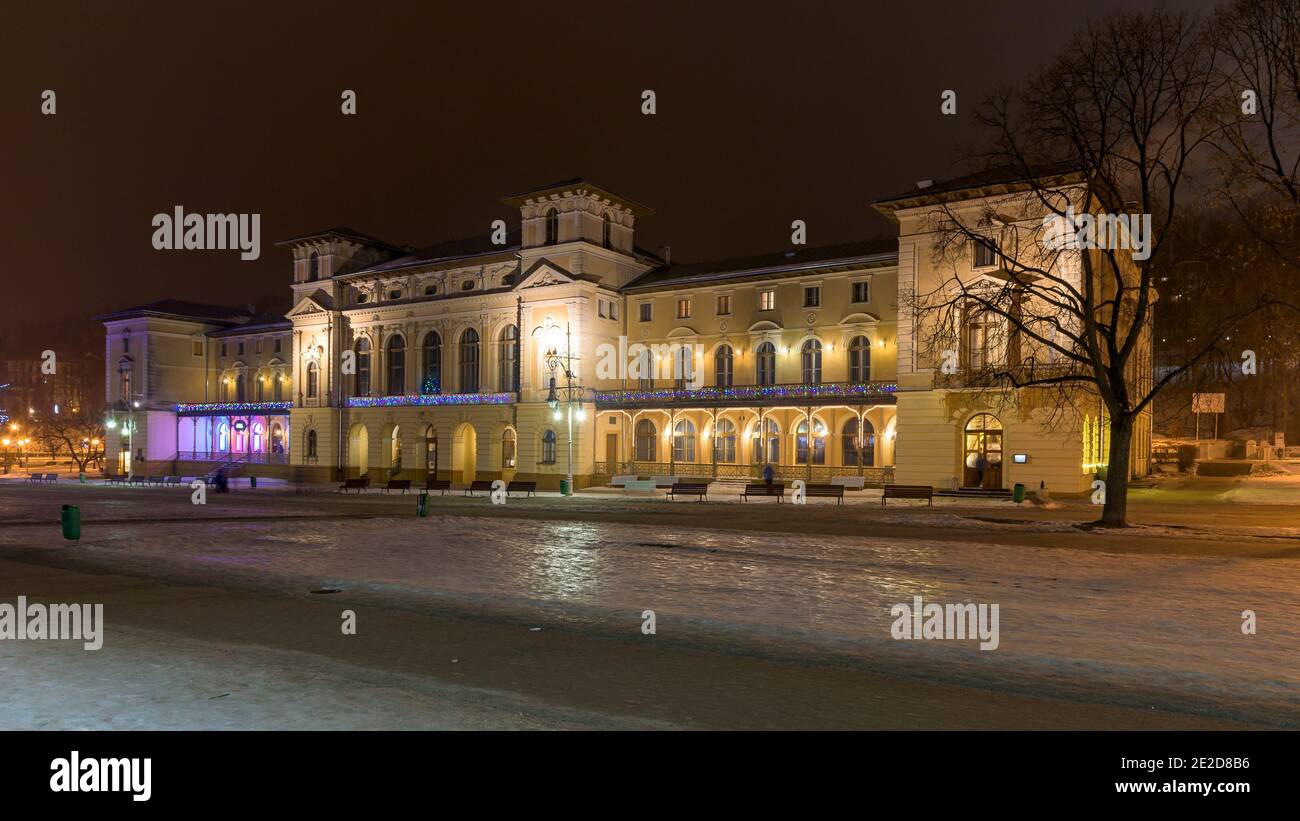 Nacht Winter Blick auf Old Spa House in der Hauptstadt Platz von Krynica Zdroj in Südpolen Stockfoto