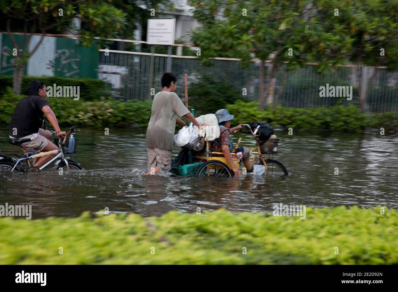 Flutopfer werden in einer überfluteten Straße, Chang Wattana, in Bangkok, Thailand, am 31. Oktober 2011 dargestellt. Insgesamt wurden 381 Menschen bei den schlimmsten Überschwemmungen Thailands, die seit Juli 25 viele Provinzen überschwemmt haben, als tot bestätigt und zwei Menschen wurden vermisst, teilte das Katastrophenpräventions- und Minderungsministerium am Sonntag mit. Foto von Frederic Belge/ABACAPRESS.COM Stockfoto