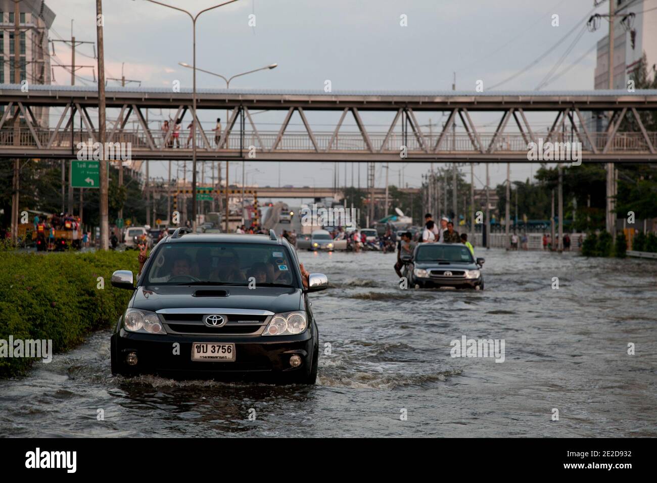 Flutopfer werden in einer überfluteten Straße, Chang Wattana, in Bangkok, Thailand, am 31. Oktober 2011 dargestellt. Insgesamt wurden 381 Menschen bei den schlimmsten Überschwemmungen Thailands, die seit Juli 25 viele Provinzen überschwemmt haben, als tot bestätigt und zwei Menschen wurden vermisst, teilte das Katastrophenpräventions- und Minderungsministerium am Sonntag mit. Foto von Frederic Belge/ABACAPRESS.COM Stockfoto