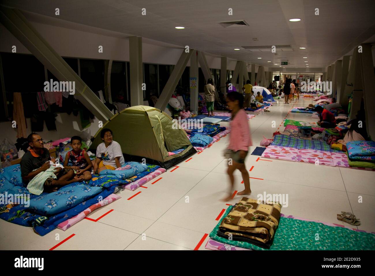 Die Flutopfer sind im Rettungszentrum, Chang wattana Gouvernment Complex in Bangkok, Thailand, am 31. Oktober 2011 abgebildet. Insgesamt wurden 381 Menschen bei den schlimmsten Überschwemmungen Thailands, die seit Juli 25 viele Provinzen überschwemmt haben, als tot bestätigt und zwei Menschen wurden vermisst, teilte das Katastrophenpräventions- und Minderungsministerium am Sonntag mit. Foto von Frederic Belge/ABACAPRESS.COM Stockfoto