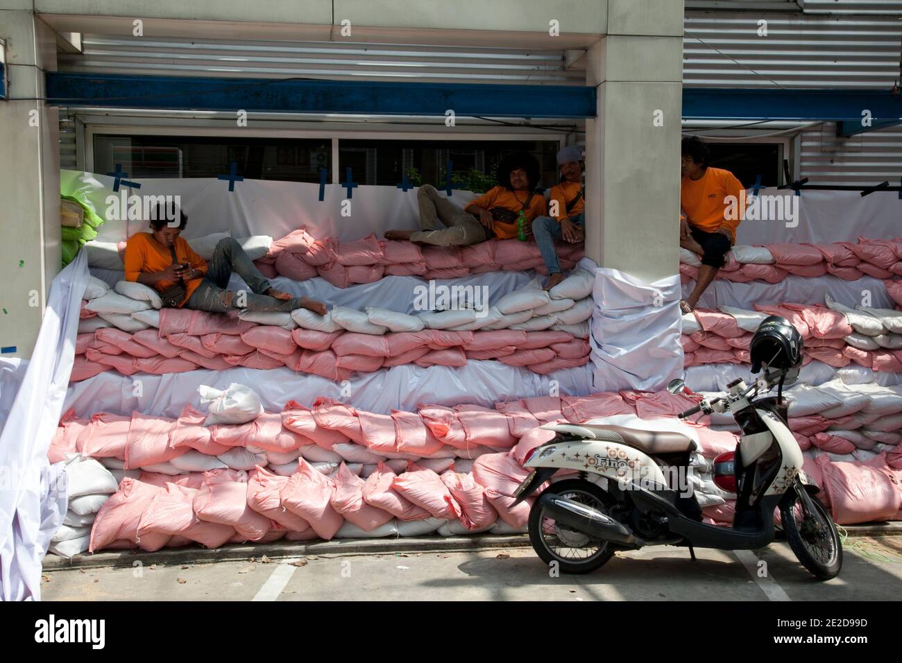 Mitarbeiter nehmen am 31. Oktober 2011 in ihrem geschlossenen vierten Geschäft auf der Straße nach Phahon Yothin in Bangkok, Thailand, Zuflucht. Thailand erlebt die schlimmsten Überschwemmungen seit über 50 Jahren, von denen mehr als neun Millionen Menschen betroffen sind. Nach Angaben des Department of Disaster Prevention and Mitigation sind seit Ende Juli mehr als 400 Menschen bei Hochwasserereignissen ums Leben gekommen. Foto von Frederic Belge/ABACAPRESS.COM Stockfoto