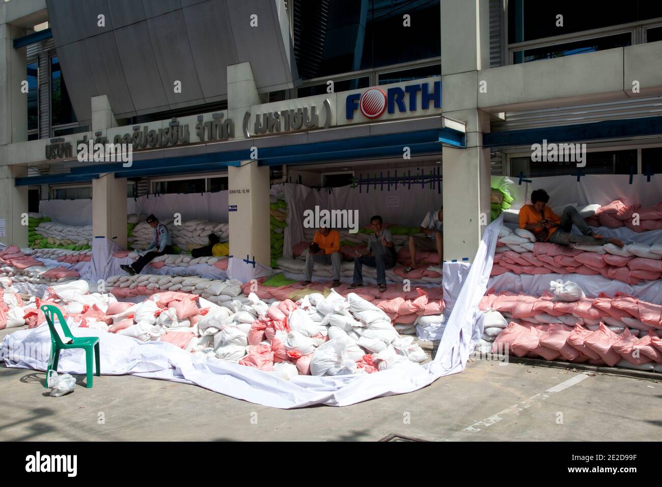Mitarbeiter nehmen am 31. Oktober 2011 in ihrem geschlossenen vierten Geschäft auf der Straße nach Phahon Yothin in Bangkok, Thailand, Zuflucht. Thailand erlebt die schlimmsten Überschwemmungen seit über 50 Jahren, von denen mehr als neun Millionen Menschen betroffen sind. Nach Angaben des Department of Disaster Prevention and Mitigation sind seit Ende Juli mehr als 400 Menschen bei Hochwasserereignissen ums Leben gekommen. Foto von Frederic Belge/ABACAPRESS.COM Stockfoto