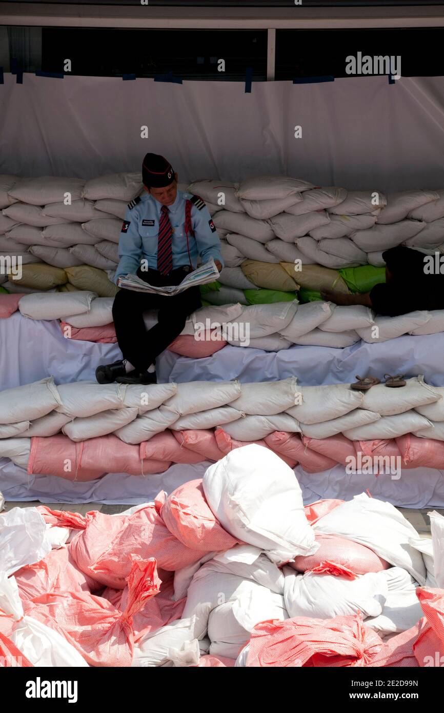Mitarbeiter nehmen am 31. Oktober 2011 in ihrem geschlossenen vierten Geschäft auf der Straße nach Phahon Yothin in Bangkok, Thailand, Zuflucht. Thailand erlebt die schlimmsten Überschwemmungen seit über 50 Jahren, von denen mehr als neun Millionen Menschen betroffen sind. Nach Angaben des Department of Disaster Prevention and Mitigation sind seit Ende Juli mehr als 400 Menschen bei Hochwasserereignissen ums Leben gekommen. Foto von Frederic Belge/ABACAPRESS.COM Stockfoto