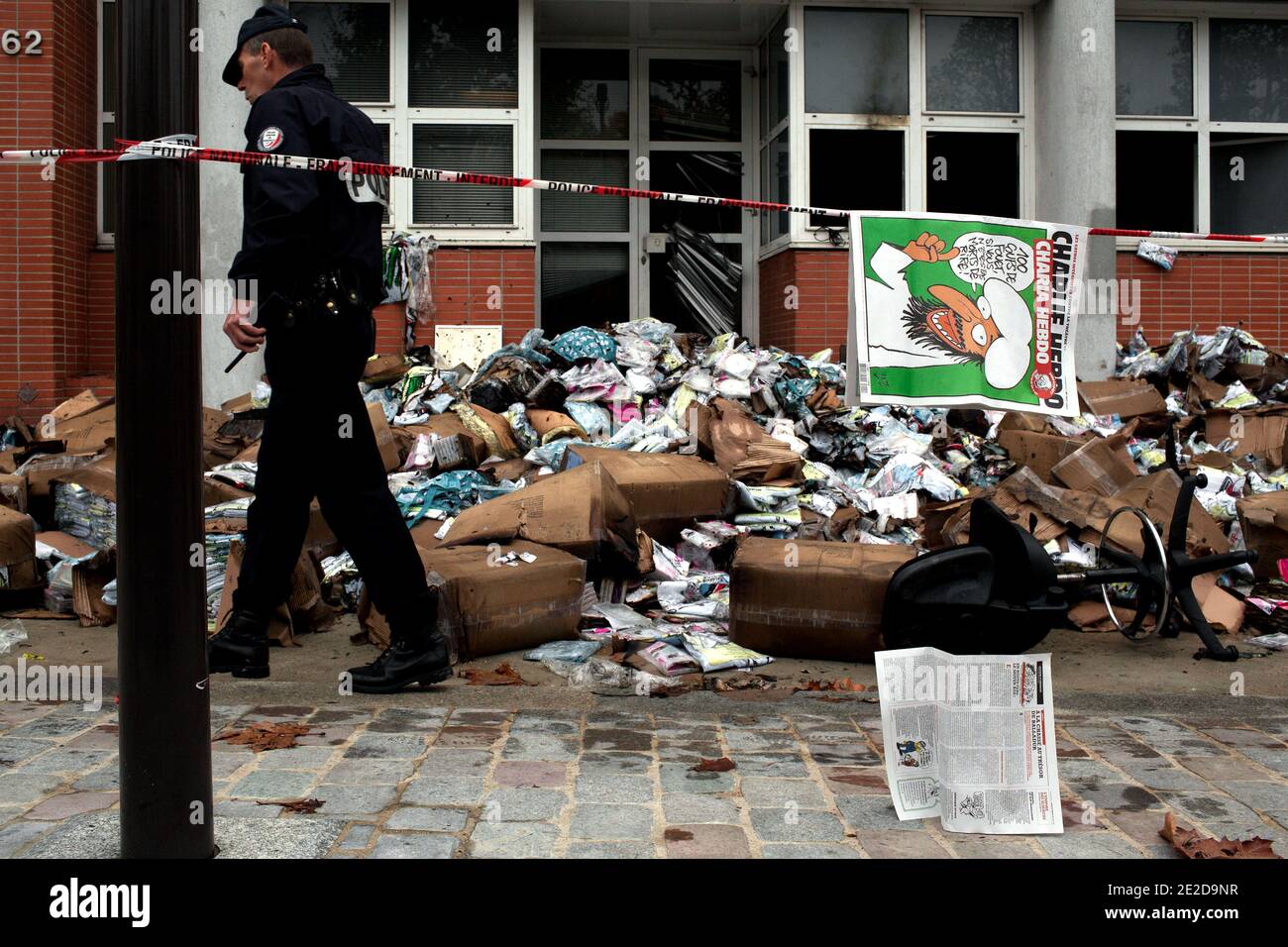 Das Bild zeigt die Sonderausgabe des Verlegers Charlie Hebdo des französischen Satiremagazins Charlie Hebdo vor den Büros des Magazins, die über Nacht durch einen Benzinbombenanschlag zerstört wurden. Das Feuer in der Wochenzeitschrift begann gegen 01.00 Uhr (0200 Uhr GMT) und verursachte keine Verletzungen, sagte eine Polizeiquelle. Charlie Hebdo veröffentlichte am 2. November eine Sonderausgabe, um den Arabischen Frühling zu feiern und die Zeitschrift Charia (Scharia) Hebdo zu diesem Anlass umzubenennen, um den Wahlsieg der islamistischen Ennahda-Partei in Tunesien und die Erklärung der libyschen Übergangsregierung über das islamische Scharia-Gesetz zu "feiern" Stockfoto