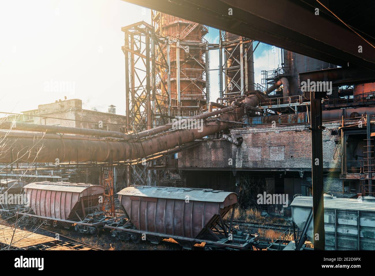 Hochofen der metallurgischen Fabrik mit industriellen Eisenbahn- und Güterwagen. Stockfoto