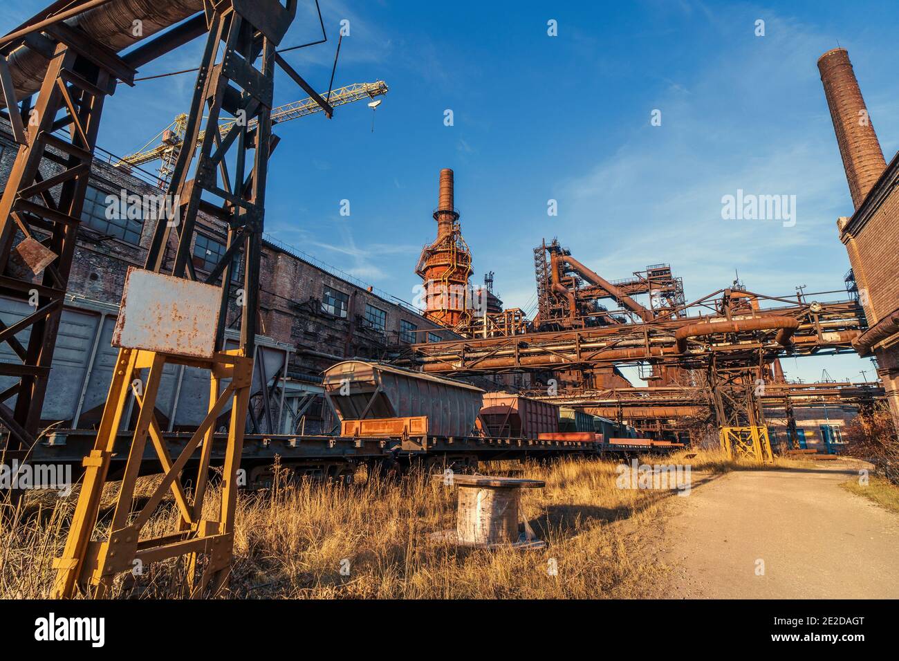 Metallurgische Fabrik mit logistischer Eisenbahninfrastruktur und Stahl Industriearchitektur. Stockfoto
