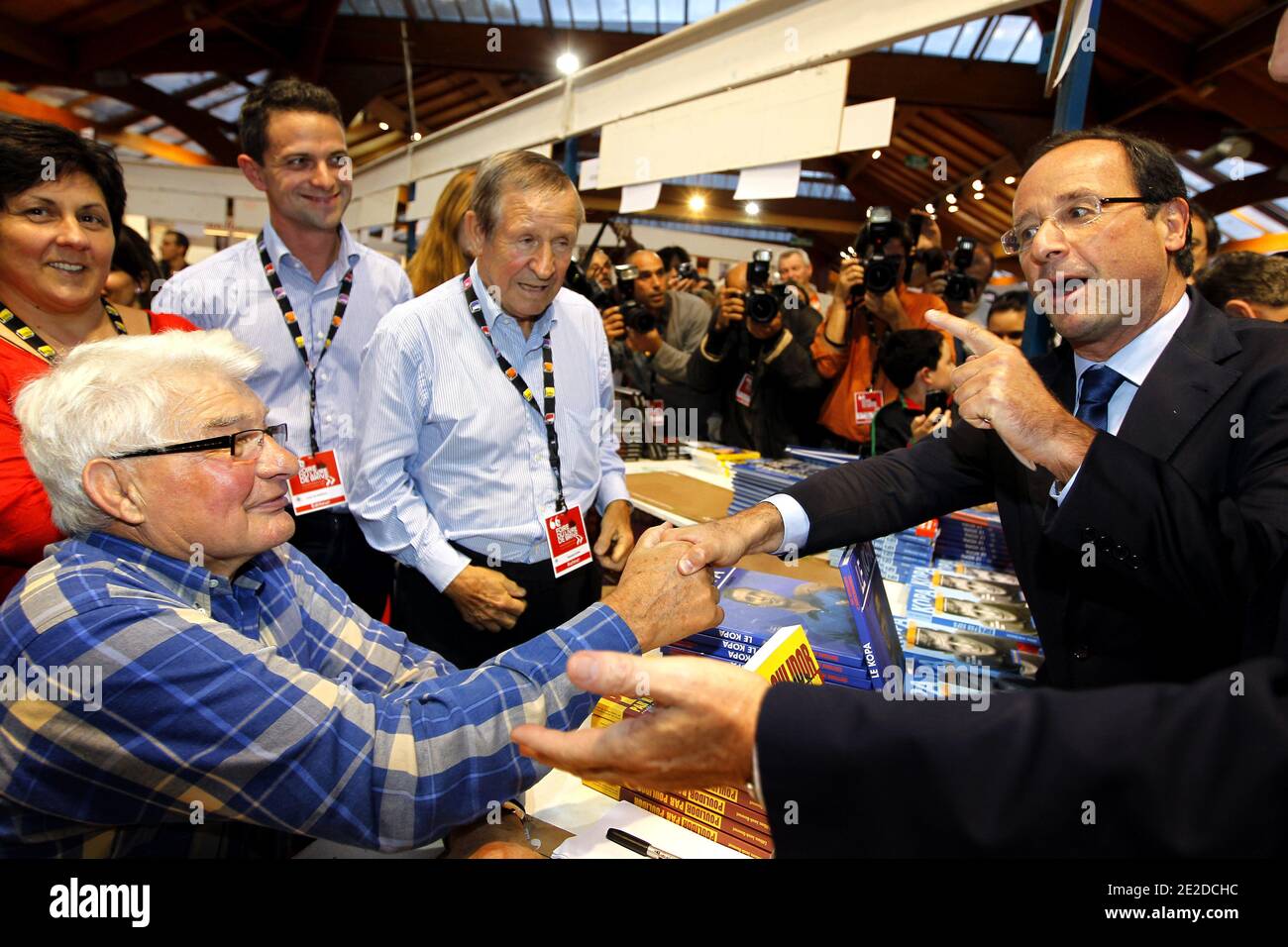 Der Kandidat der Sozialistischen Partei Frankreichs (PS) für die Präsidentschaftswahl 2012 und Präsident des Generalrats von Correze Francois Hollande mit Raymond Poulidor und Raymond Kopa bei der Eröffnung der 30. Buchmesse in Brive-La-Gaillarde, Frankreich, am 4. November 2011. Foto von Patrick Bernard/ABACAPRESS.COM Stockfoto