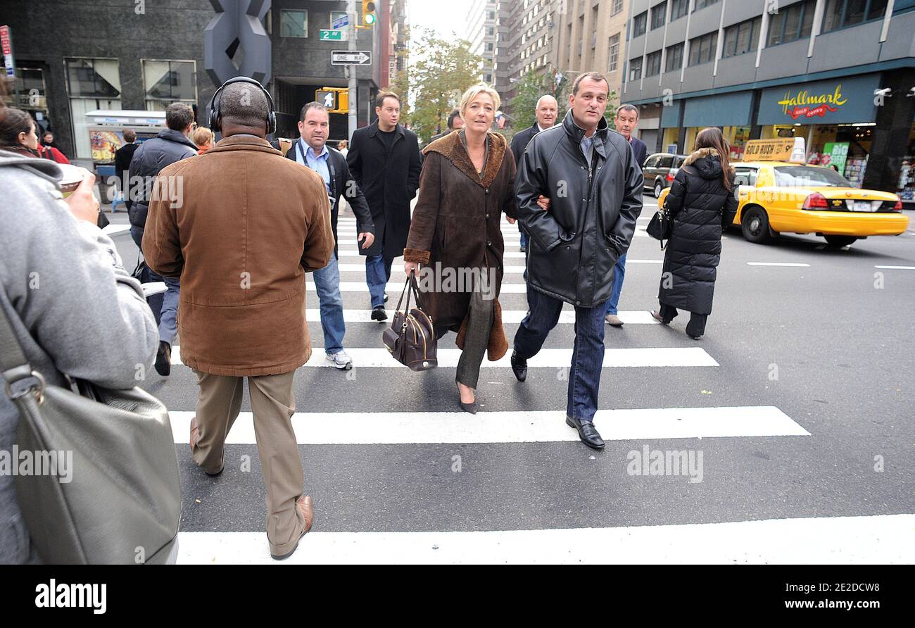 Die französische Präsidentschaftskandidatin Marine Le Pen geht mit ihrem Partner Louis Aliot am 4. November 2011 in New York City, NY, USA.Foto: Olivier Douliery/ABACAPRESS.COM Stockfoto