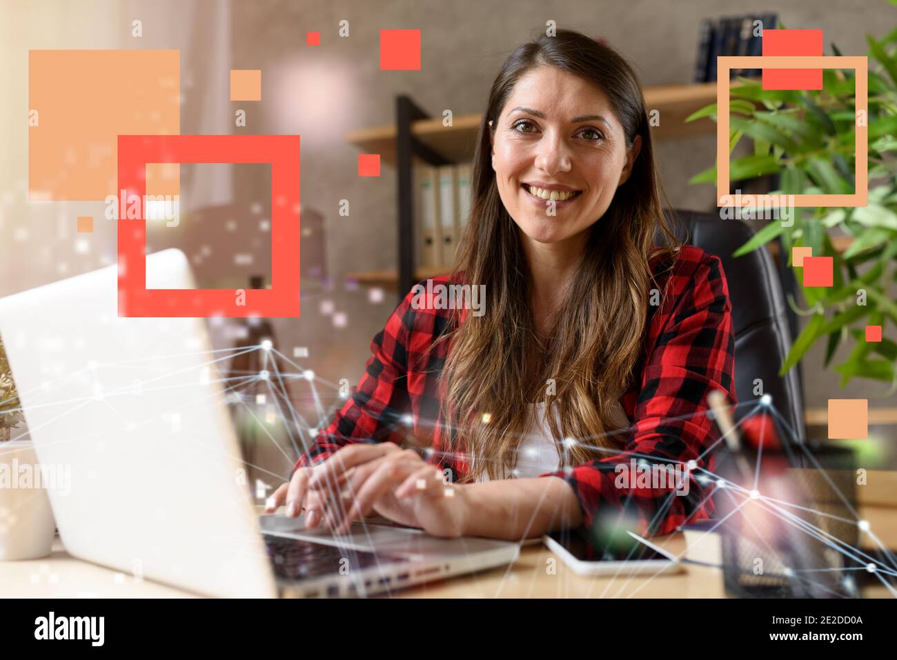 Frau surft im Internet mit ihrem Laptop. Sie arbeitet zu Hause als Smart Working Stockfoto