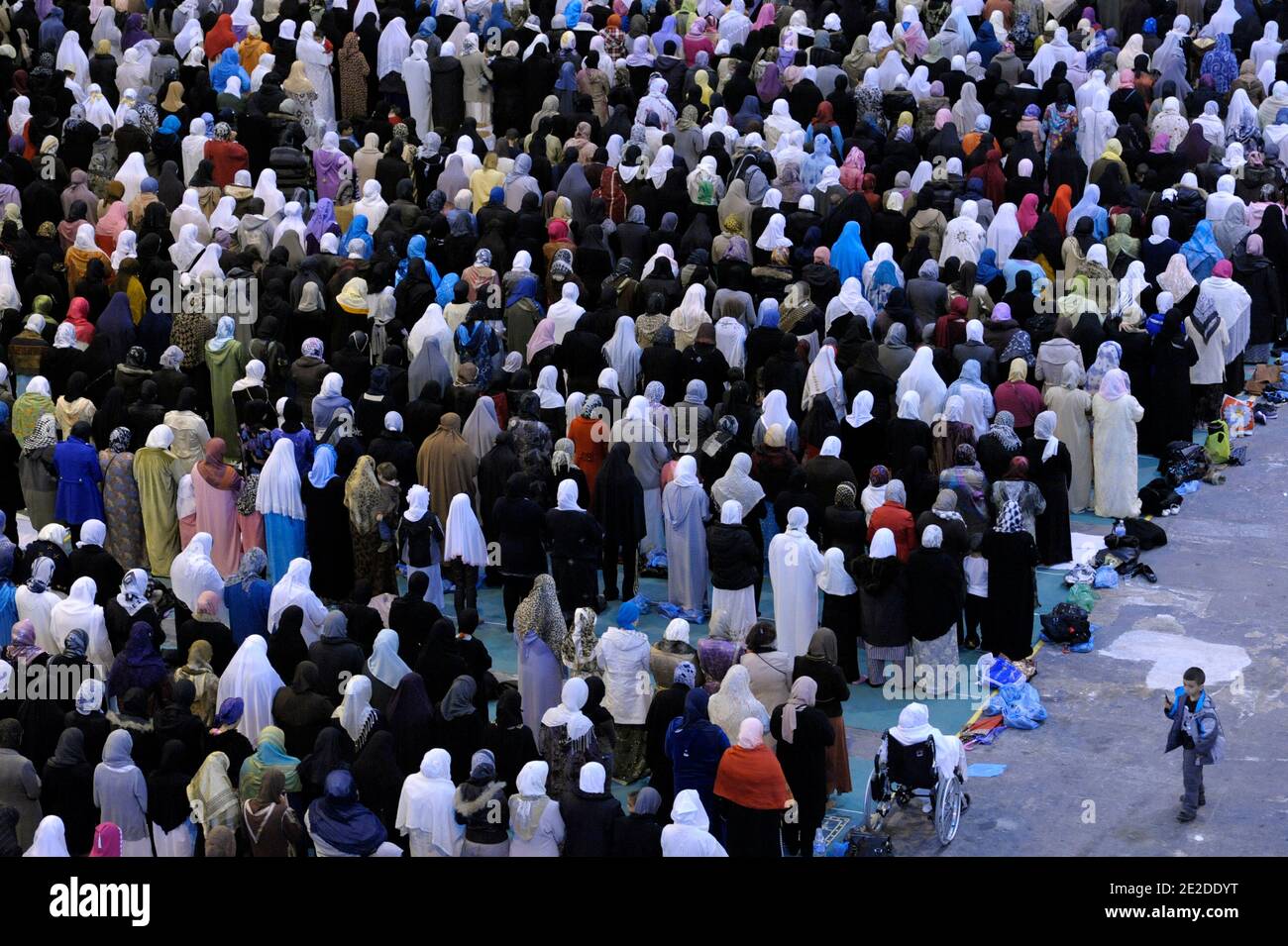 Französische Muslime beten am 6. November 2011 im Chanot Park in Marseille, Frankreich, während des Eid-al-Adha, dem Fest des Opfers. Foto von Franck Pennant/ABACAPRESS.COM Stockfoto