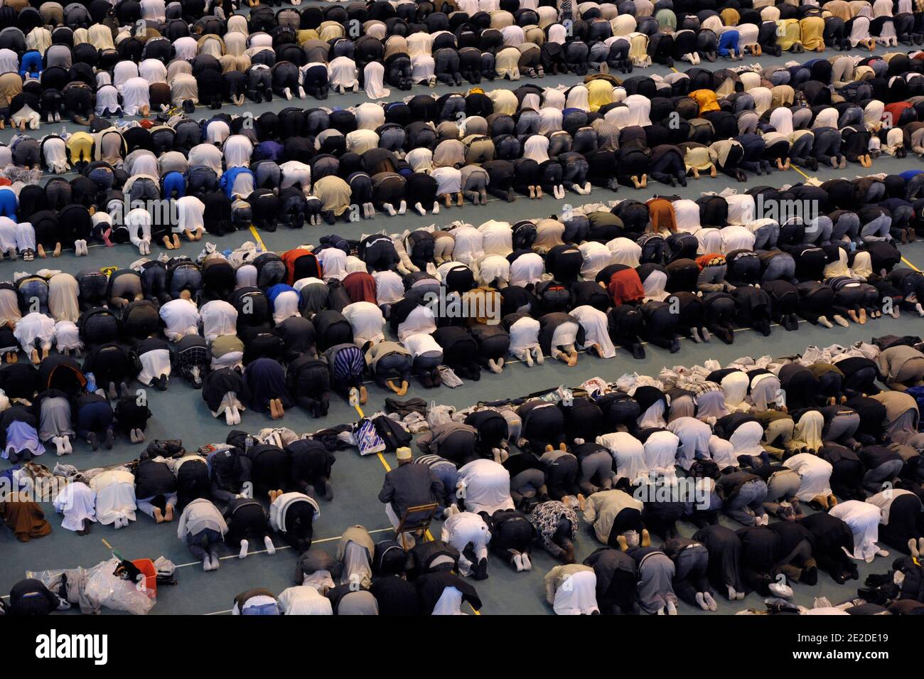 Französische Muslime beten am 6. November 2011 im Chanot Park in Marseille, Frankreich, während des Eid-al-Adha, dem Fest des Opfers. Foto von Franck Pennant/ABACAPRESS.COM Stockfoto