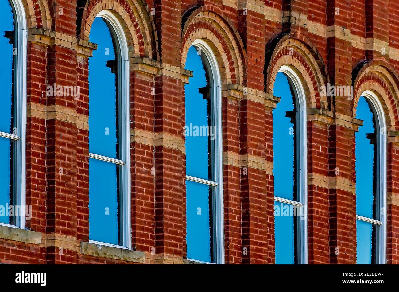 Die Bogenfenster eines historischen Gebäudes spiegeln den Himmel, 5. März 2012, in Korinth, Mississippi. Stockfoto