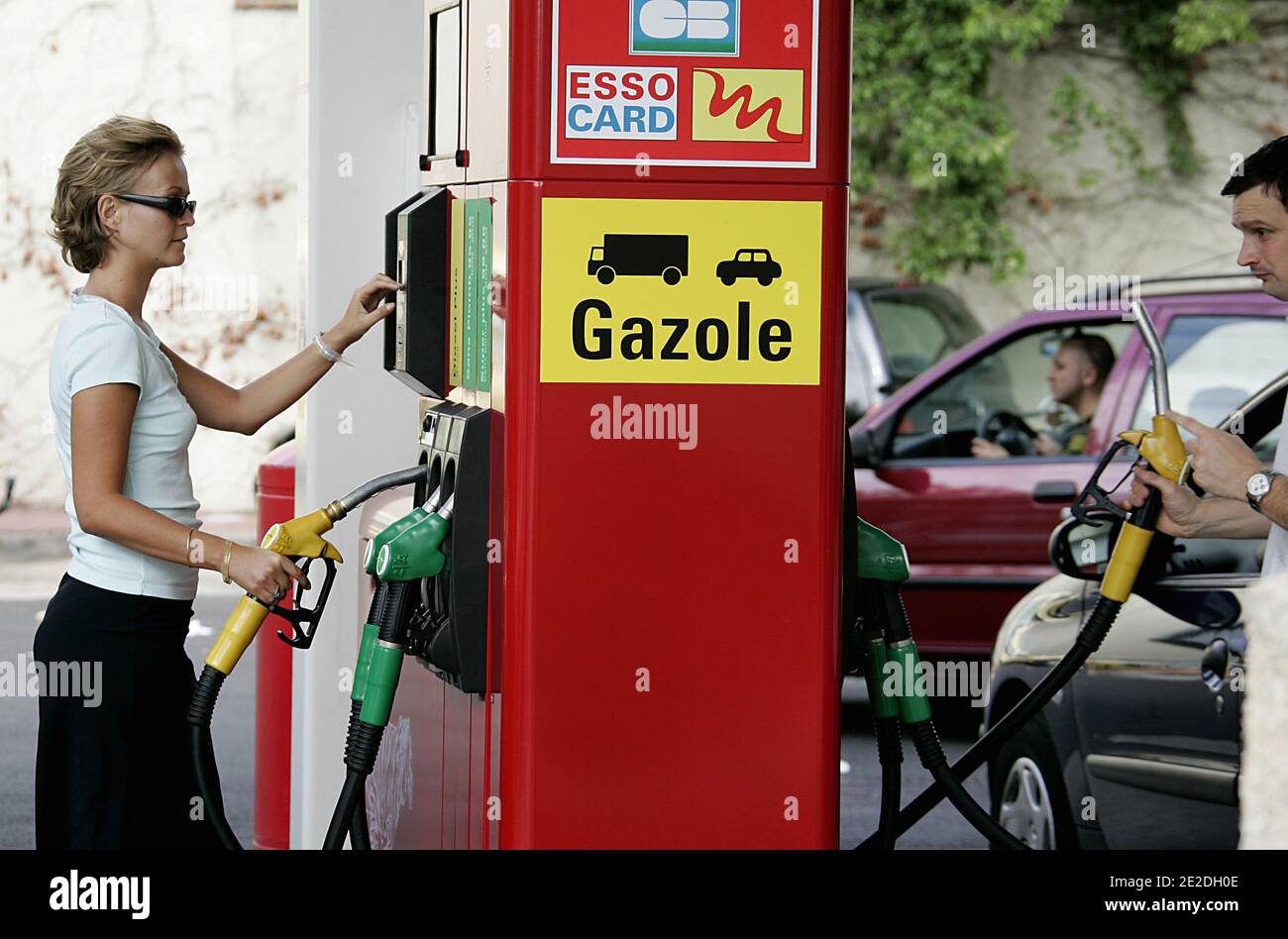 Trotz der unterschiedlichen Einfälle der Ölpreise sind die Kosten an der Pumpstation und den Dienstleistungen fast nie unten. Die Bedeutung des Familienbudgets steigt unaufhaltsam in Bordeaux, Frankreich, am 2011. August. Photo by Patrick Bernard/ABACAPRESS.COM Malgré les differentes chutes du prix des produits petroliers, les tarifs à la pompe et aux stations Services ne baissent pratiquement jamais. L'imBedeutung du Budget carburant des familles augmente inexorablement, Bordeaux, Frankreich, Août 2011 .Photo by Patrick Bernard/ABACAPRESS.COM Stockfoto