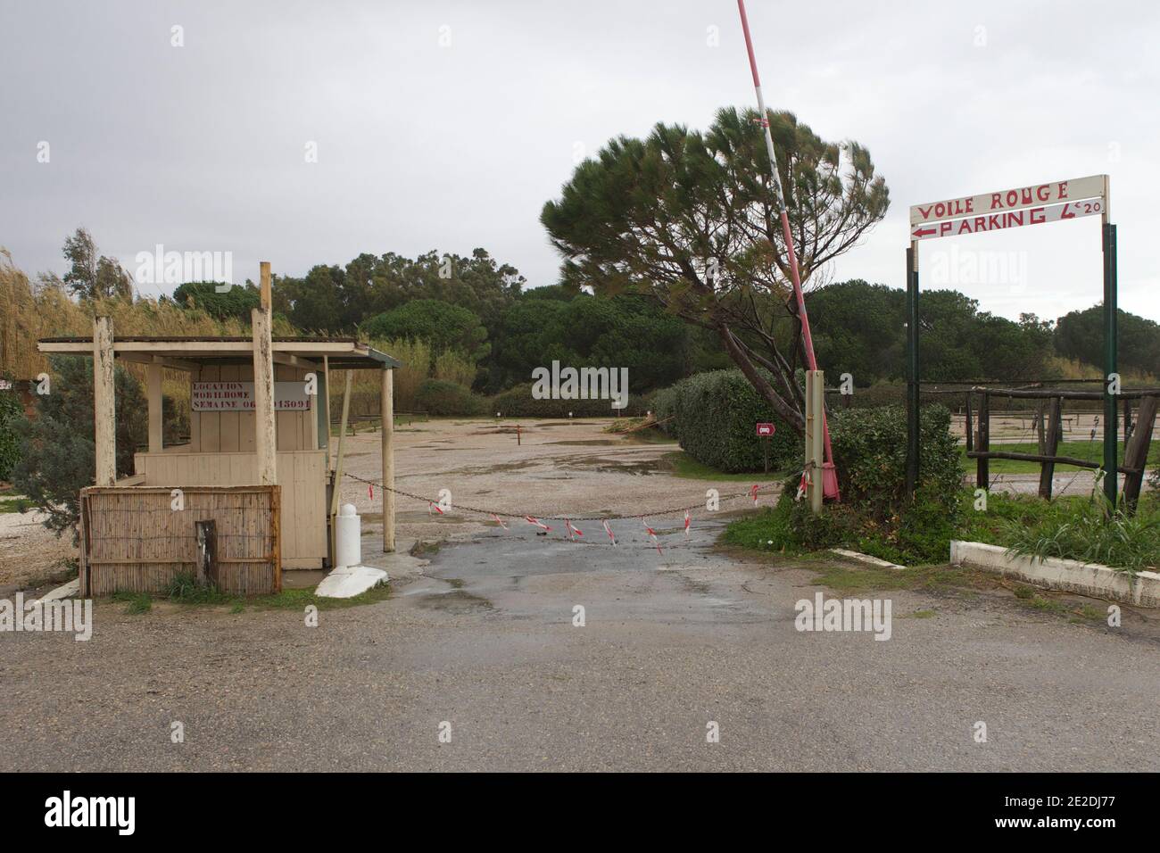 Der Standort des Strandrestaurants "Voile Rouge" am Strand von Pampelonne in Ramatuelle, in der Nähe von Saint-Tropez, Südfrankreich am 8. November 2011. Das Bar-Restaurant, illegal am Strand gebaut, aber lange toleriert, war ein beliebter Sommerort von Schauspielern und Popstars, da der Bürgermeister und rat der Stadt Ramatuelle, die Pampelonne Beach kontrolliert, weigerte sich, die Lizenz des Besitzers Ange Tomaselli zu erneuern und ordnete den Club abgerissen. Foto von Patrice Coppee/ABACAPRESS.COM Stockfoto