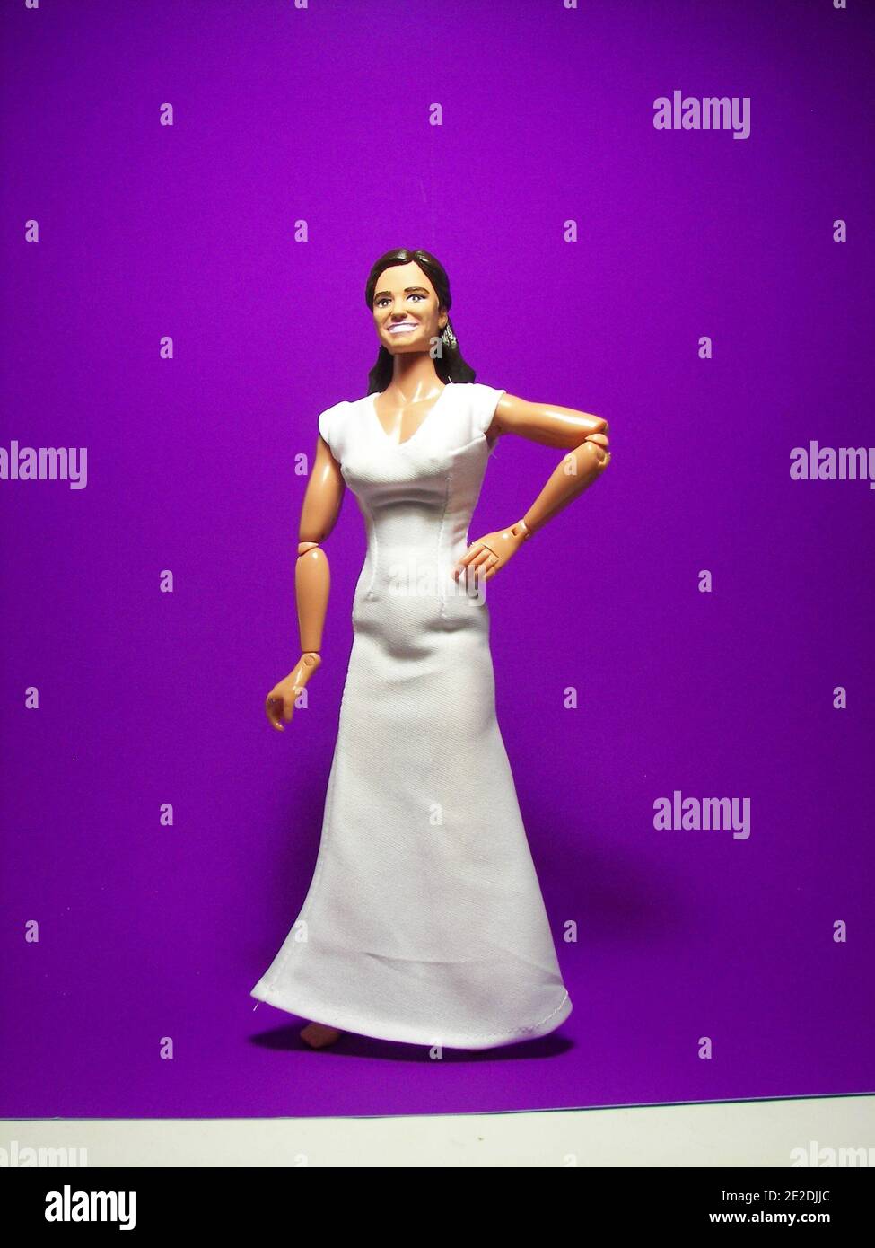 Die 'Pippa' Doll ist eine der neuesten Kreationen der US-Firma Hero Builders, die im Gefolge der königlichen Hochzeit kreiert wurde. Sie ist in einem Nachbau des Sarah Burton Alexander McQueen Kleid gekleidet, das bei der königlichen Hochzeit getragen wurde. Besondere Aufmerksamkeit wird auf die Passform des Kleides, vor allem in der Passform der derriere, die sie berühmt gemacht bezahlt. Die Puppe wird für 49.95 Dollar im Handel angeboten. Foto mit freundlicher Genehmigung von Herobuilders.com/ABACAPRESS.COM Stockfoto