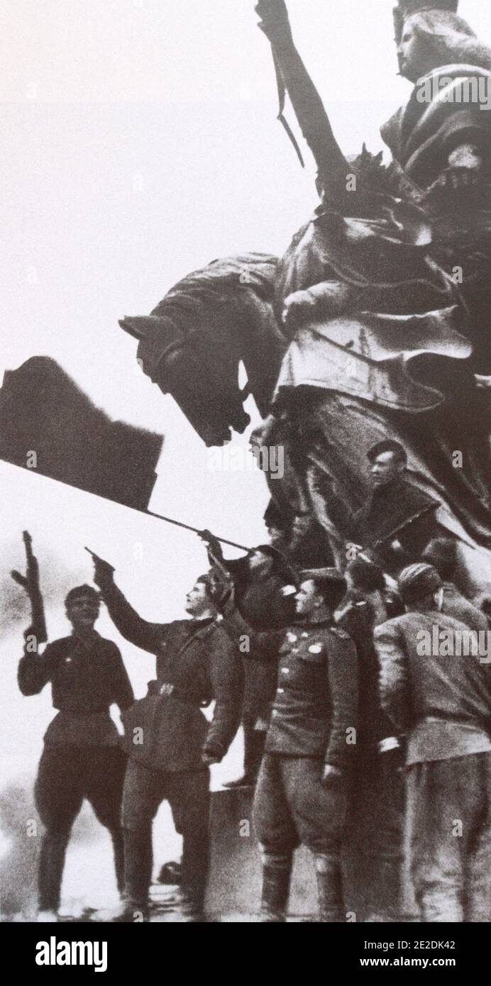 Feuerwerk zu Ehren der Hietung des Roten Banners über dem Reichstag in Berlin 1945. Stockfoto