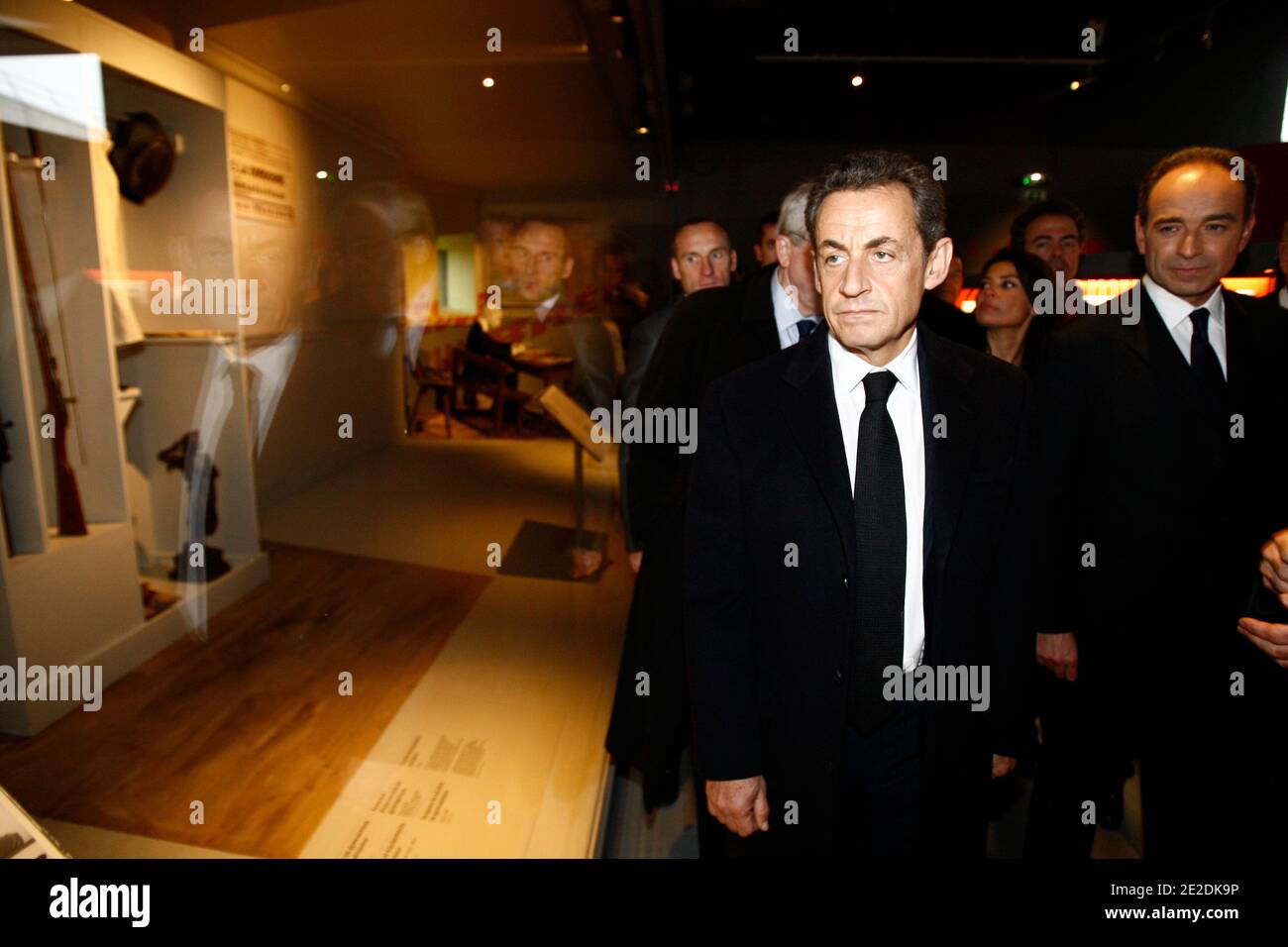 Der französische Präsident Nicolas Sarkozy, flankiert vom Bürgermeister von Meaux und dem Generalsekretär der UMP, eröffnet Jean-Francois Cope am 11. November 2011 das Museum des Ersten Weltkriegs (Musee de la Grande Guerre), das vom Architekten Christophe Lab in Meaux, Frankreich, entworfen wurde. Im Rahmen der Feierlichkeiten zum Waffenstillstandstag anlässlich des 93. Jahrestages des Endes des Ersten Weltkriegs am 11. November 1918. Foto von Ludovic/Pool/ABACAPRESS.COM Stockfoto